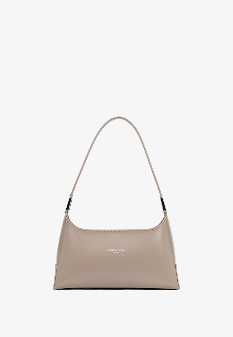 Borsa a tracolla in pelle beige con silhouette curvata, una tracolla sottile e accessori in argento. Presenta un piccolo logo sulla superficie frontale.