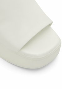 ALDO 68727 - Pantofle na podpatku - white