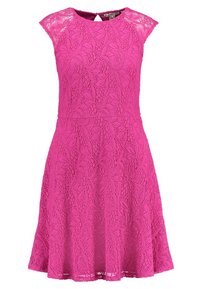 Rosa spetsklänning med korta ärmar, blommönster, figurnära liv och utsvängd kjol. Har en nyckelhålsdetalj på ryggen och strukturerad tyg.
