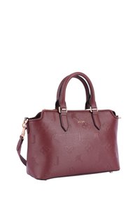 Mørkerød faux læder håndtaske med præget logo, dobbelte top-håndtag og aftagelig skulderrem. Har en struktureret form og guldhardware-detaljer.