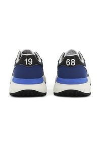 Scarpe da ginnastica sportive in una combinazione di blu navy e nero, con dettagli numerici bianchi (19, 68), una parte superiore texturizzata e una suola intermedia bianca ammortizzata.