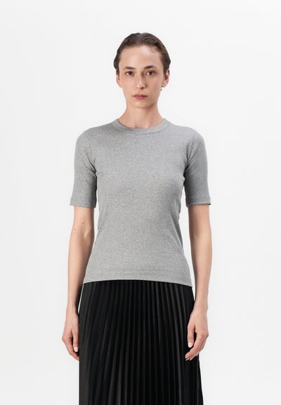 Szary prążkowany T-shirt z krótkim rękawem i okrągłym dekoltem, o dopasowanym kroju i gładkiej fakturze, w połączeniu z czarną spódnicą plisowaną.