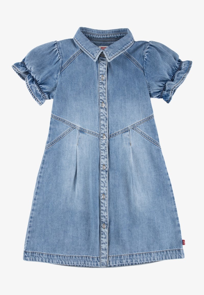 Robe en denim bleu clair avec manches courtes bouffantes, fermeture à boutons à l'avant, col pointu et détails de coutures diagonales.