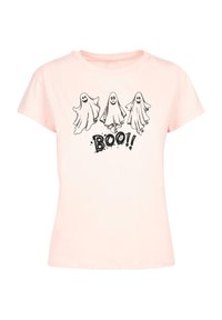 Šviesiai rožinė trumpa rankovė T-marškiniai, vaizduojantys tris animacinius vaiduoklius su besišypsančiomis veidais ir žodžiu "BOO!" juodu tekstu, skirtą Helovynui.