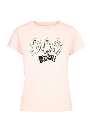 Gaiši rozā t-krekls īsām piedurknēm ar trim karikatūru spokiem, kas smaidīgi skatās, un vārdu "BOO!" melnā tekstā, paredzēts Halloween svinībām.