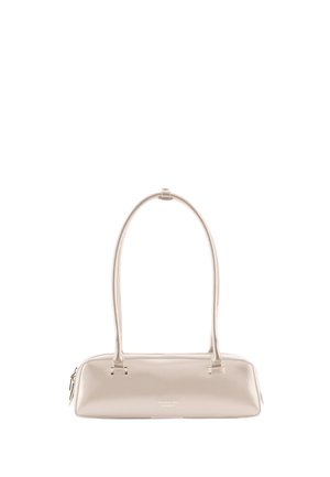 Kleine rechteckige beige Handtasche mit langen dünnen Griffen und Reißverschlussverschluss.