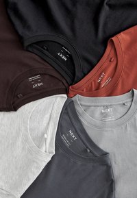 Next 6 PACK REGULAR - T-shirts basic - brown rust black ecru marl slate silver