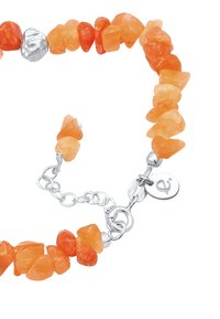 Orange und bernsteinfarbene Chips steine, verbunden mit einer silberfarbenen Metallkette. Mit einem runden Anhänger mit einem Symbol, verstellbarer Verschluss für die Größenanpassung.