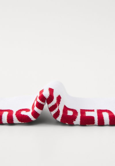 Weißer Socken mit rotem Text "RED" und Streifen am Bündchen. Weicher Stoff mit einem gemütlichen Design, gezeigt in einer gefalteten Ansicht.