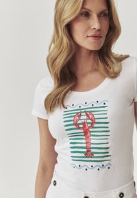 Weißes Baumwoll-T-Shirt mit einem roten Hummerdesign auf grünen Streifen, verziert mit blauen Akzenten oberhalb und unterhalb des Designs.