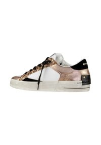 Sneaker bianca con dettagli in rosa oro metallico, lacci neri e tacco nero. Presenta una tomaia texture e una suola bianca vissuta.