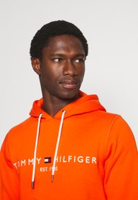 Tommy Hilfiger LOGO HOODY - Sweatshirt com capuz - daring orange