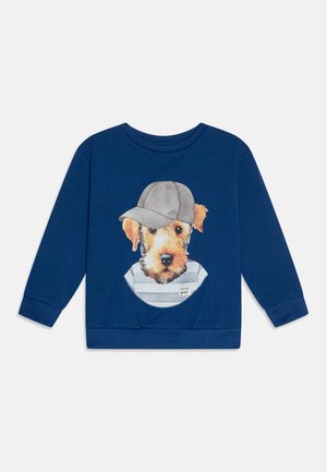 Felpa navy con una grafica di un cane che indossa un berretto grigio e una maglietta a righe, con un'etichetta che recita "Stai benissimo!" nel design.
