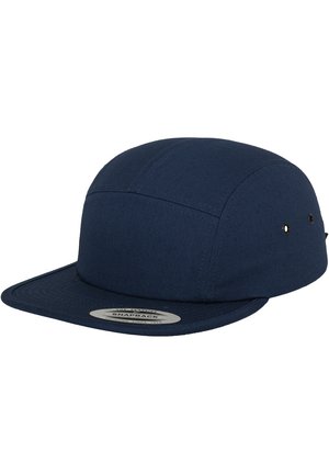 Tumedam sinise värvi snapback müts, mis on valmistatud kangast ja millel on tasane äär. Mütsil on külgedel kaks ventilatsiooniavust ja esiosas hõbedane detail.