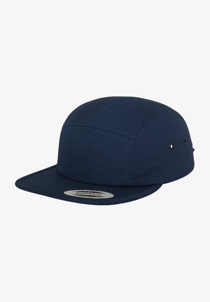 Cappellino snapback blu navy realizzato in tessuto con visiera piatta, dotato di due fori di ventilazione sui lati e un dettaglio in metallo argento sul fronte.