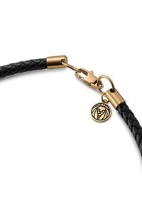 Sort flettet læderrem med guldfarvet metal, prydet med en karabinlåse og en cirkulær charm med et løveemblem.