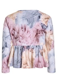 Halenka s dlouhým rukávem a peplum lemem, zdobená květinovým vzorem v odstínech růžové, béžové a modré, vyrobená z lehké texturované tkaniny.