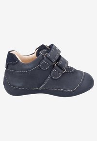 Chaussure bébé bleu foncé avec double fermeture velcro, coutures blanches et semelle souple, vue de profil sur fond blanc.