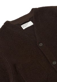 Cardigan in lana marrone con scollo a V, due bottoni e una texture liscia. L'etichetta riporta "Universal Works". Dettagli di cucitura ben visibili.