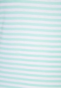 Gros plan d'un tissu avec des rayures horizontales bleu clair et blanc dans une texture douce et lisse.