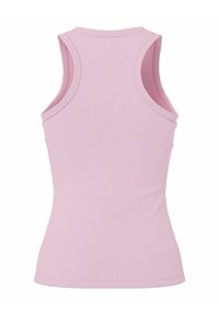 Top de tirantes acanalado en suave tela rosa, con diseño sin mangas, escote redondo y silueta ajustada. Espalda lisa sin patrones.