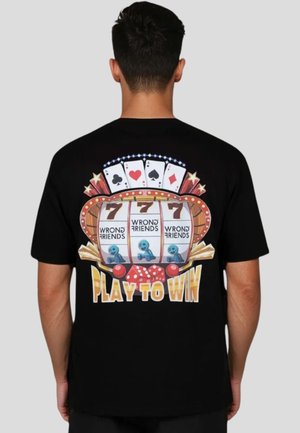 Sort t-shirt med et farverigt grafik af en spillemaskine, spillekort, teksten "SPIL FOR AT VINDE" og tegneserieagtige karakterer.