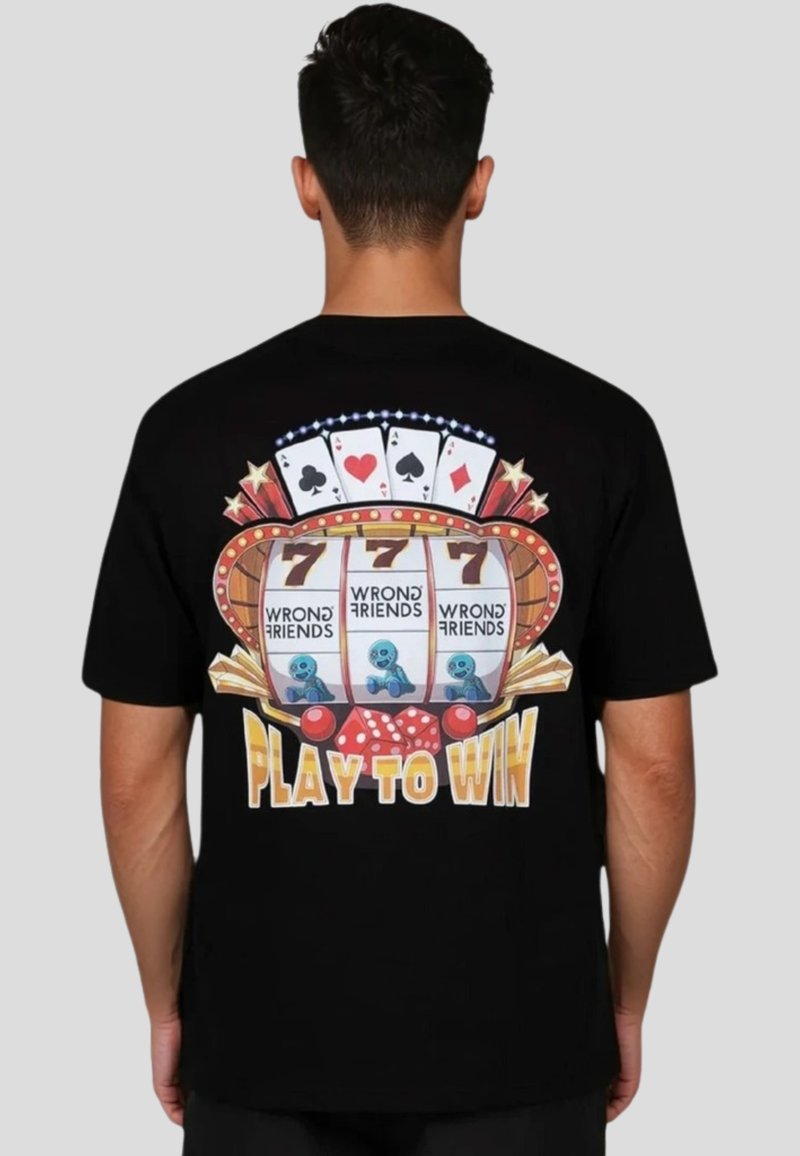 Camiseta negra con un gráfico colorido de una máquina tragamonedas, cartas de juego, el texto "JUGAR PARA GANAR" y personajes de estilo caricaturesco.