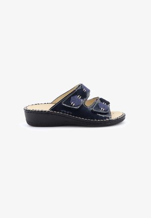 Sandalo aperto blu navy con due cinturini regolabili decorati con toppe a forma di fiore cucite e suola imbottita nera.