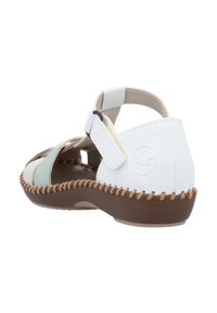 Sandal multicolore avec une tige en cuir blanc, des sangles vertes et beiges, une boucle ajustable et une semelle tressée marron pour une meilleure adhérence.