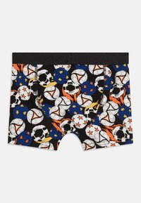 Černé boxerky s živým vzorem fotbalových míčů, hvězd a plamenů v modré, oranžové, žluté a bílé barvě, s kontrastním černým páskem.