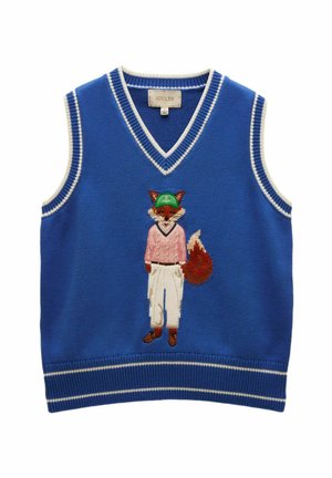 Blauer gestrickter ärmelloser Pullover mit weißem Rand und einem gestickten Fuchs, der eine grüne Mütze, einen rosa Pullover, weiße Hosen und braune Schuhe trägt.