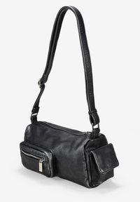 Bolso de hombro de cuero negro con forma rectangular, cuenta con un compartimento principal con cremallera y un bolsillo frontal, correa ajustable y un acabado texturizado.