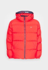 Rote Daunenjacke mit Kapuze, ausgestattet mit einem Frontreißverschluss und elastischen Bündchen. Logo am Kragen. Glatte, gepolsterte Textur.