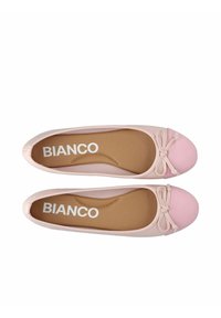 Ballerine rosa pallido con davanti una punta rotonda rosa, un fiocco decorativo sulla parte anteriore e una soletta marrone con il nome del marchio "BIANCO".