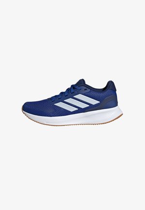Sapatos de atletismo azuis com um upper em malha, design de três riscas brancas, sola em borracha e detalhes texturizados no calcanhar e lingueta.