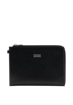 Pochette nera testurizzata con cerniera e logo GUESS argento centrato sul davanti, forma rettangolare con angoli arrotondati.
