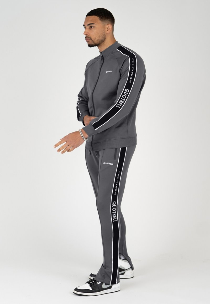 Herren Trainingsanzüge | Quotrell ONTARIO Jogginghose grey/grau - PM10116 Herren Trainingsanzüge | Quotrell ONTARIO Jogginghose grey/grau - PM10116