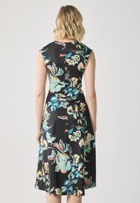 Robe à imprimé floral en tissu noir avec de courtes manches, présentant une taille cintrée, des détails plissés et une jupe fluide.