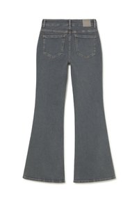 Jeans de mezclilla gris con piernas acampanadas, dos bolsillos traseros, presillas para cinturón y un parche de cuero en la cintura.