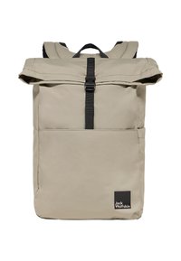 Beige roll-top rugzak met zwarte accenten, duurzame stof, verstelbare schouderbanden en een voorzak. Voorzien van een logo-label aan de onderzijde rechts.
