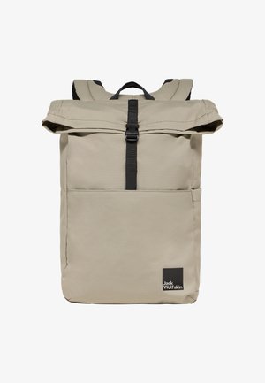 Zaino roulè beige con dettagli neri, tessuto resistente, spallacci regolabili e tasca frontale. Presenta un'etichetta logo in basso a destra.