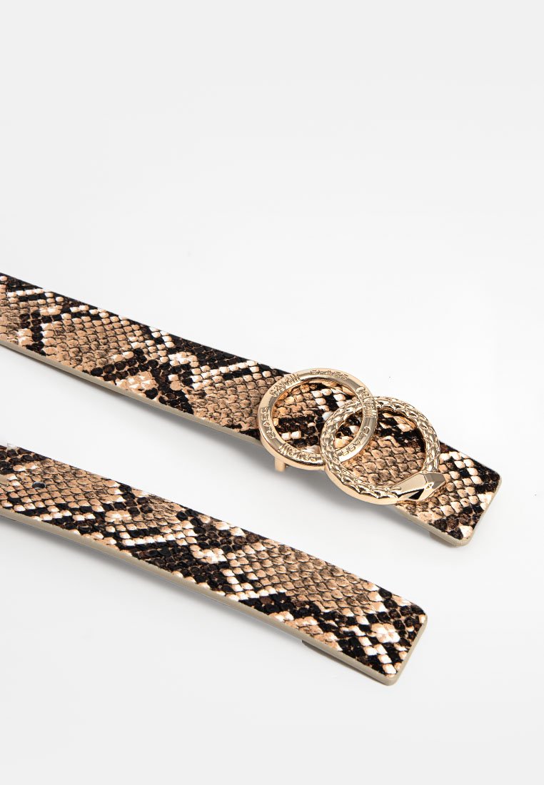 Gürtel mit einem Schlangenledermuster in Beige und Schwarz, ausgestattet mit zwei goldfarbenen Ringen als Beschläge. Slim-Design mit glatter Textur.