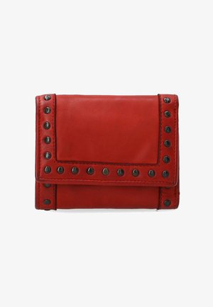Rød læderpung med en fold-over design, der har sorte nitte detaljer langs kanterne for ekstra pynt. Glat tekstur, kompakt form.