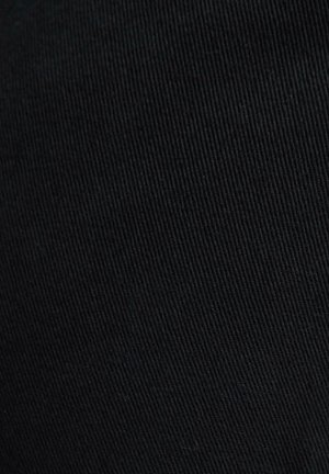 Schwarzer unifarbener Stoff mit feinem diagonal geripptem Texturmuster.