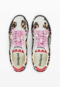 Zapatillas multicolores con estampado de leopardo, cordones rosas, suelas de goma texturizadas y acentos rojos contrastantes. Logo visible en el interior.