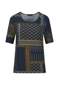 Marineblauw bovenstuk met korte mouwen, voorzien van een patchworkpatroon met geometrische en bloemmotieven in goud en lichtblauw. Zachte, gladde textuur van de stof.