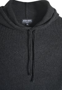 Felpa con cappuccio nera realizzata in un mix di lana e mohair. Presenta una texture a coste, chiusura con coulisse e un'etichetta che indica la taglia M.