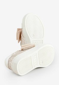 Baker by Ted Baker Topánky so zapínaním na suchý zips - ivory
