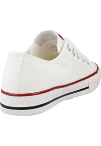 Sneaker bianco in tela con lacci grigi, dettagli rossi lungo il mediale e suola in gomma testurizzata. Design low-top, punta arrotondata.