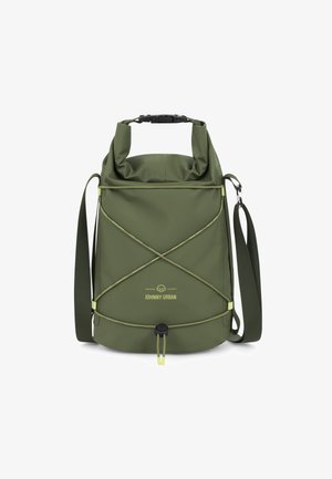 Grüner wasserdichter Rucksack mit Rollverschluss, verstellbarem Riemen und elastischen Bungee-Elementen. Mit Logo und Zugkordel an der Unterseite.